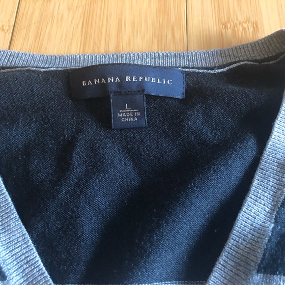 NWOT - Banana Republic Mens V Neck Sweater - Picture 3 of 3